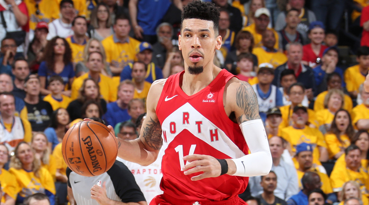 danny-green-signs-lakers.jpg